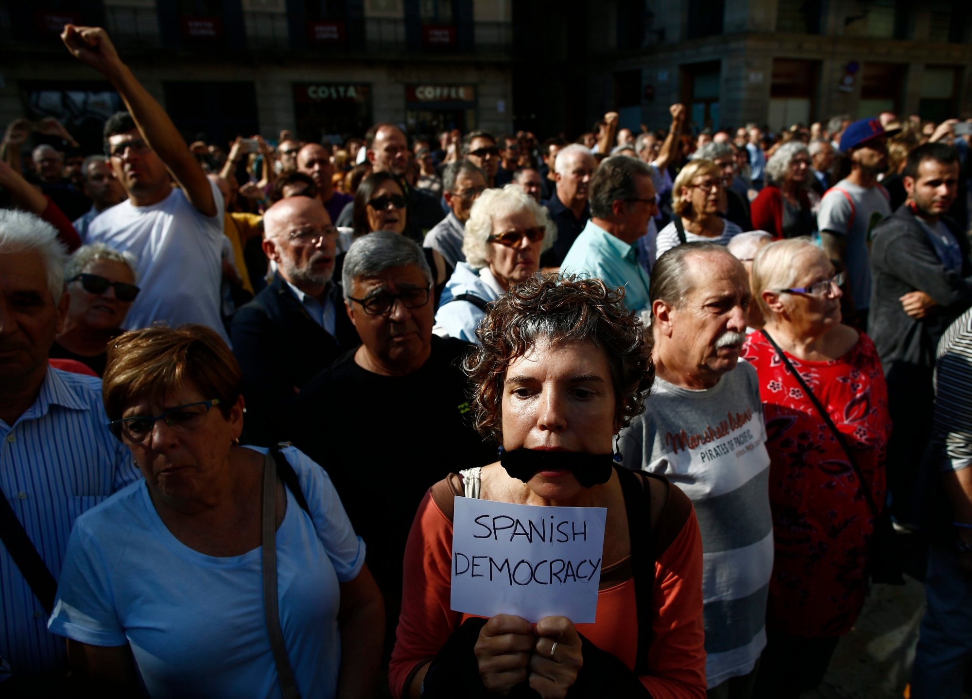 People protest the National Court's decision to imprison civil society leaders without bail,  in front of the Palau Generalitat in Barcelona, Spain, Tuesday, Oct. 17, 2017.  Protesters were gathering for a fresh round of demonstrations in Barcelona Tuesday to demand the release of two leaders of Catalonia's pro-independence movement who were jailed in a sedition probe. (AP Photo/Manu Fernandez) Spain Catalonia