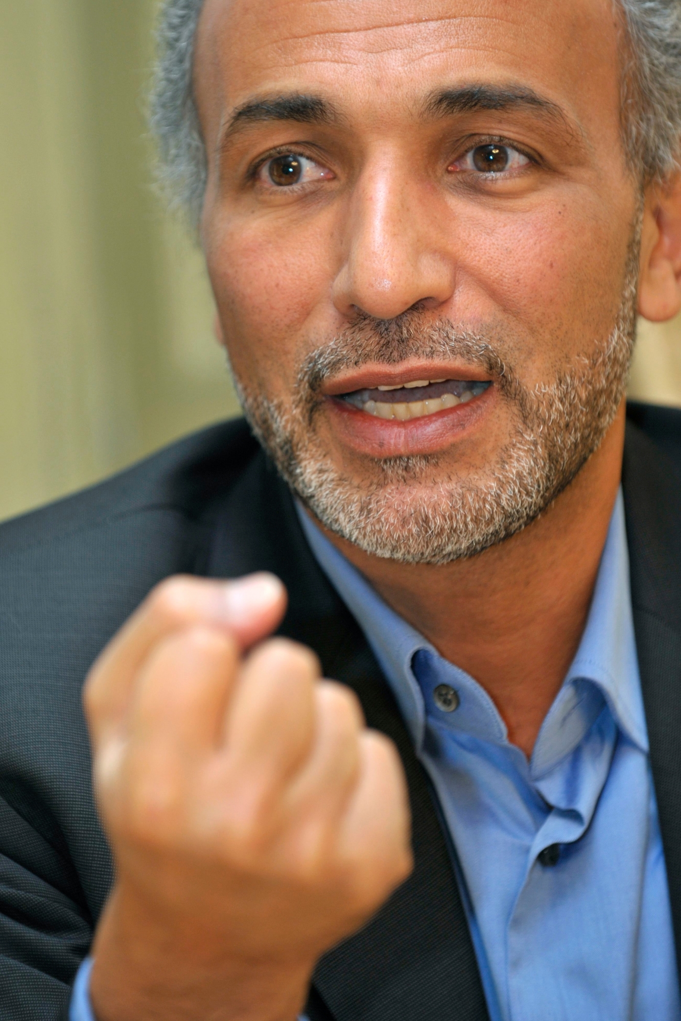 Tariq Ramadan, professeur d'etudes islamiques contemporaines a Oxford (GB) et auteur, s'exprime lors d'une conference de presse au Club Suisse de la Presse sur le theme de son livre "L'islam et le reveil arabe", ce mercredi 16 novembre 2011 a Geneve. (KEYSTONE/Martial Trezzini) SUISSE TARIQ RAMADAN AUTEUR PROFESSEUR