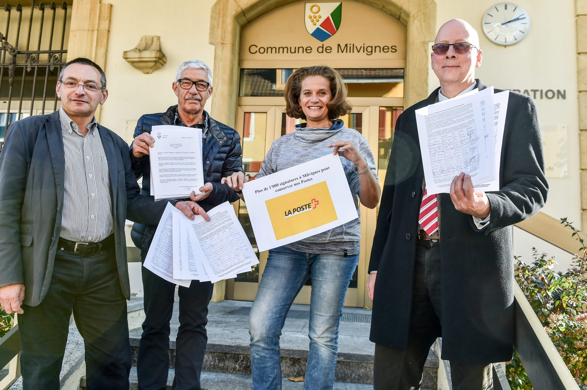 Le groupe " La Grappe" dépose une pétition contre la fermeture des bureaux de Poste à Milvignes.
     
COLOMBIER 3/11/2017
Photo: Christian Galley