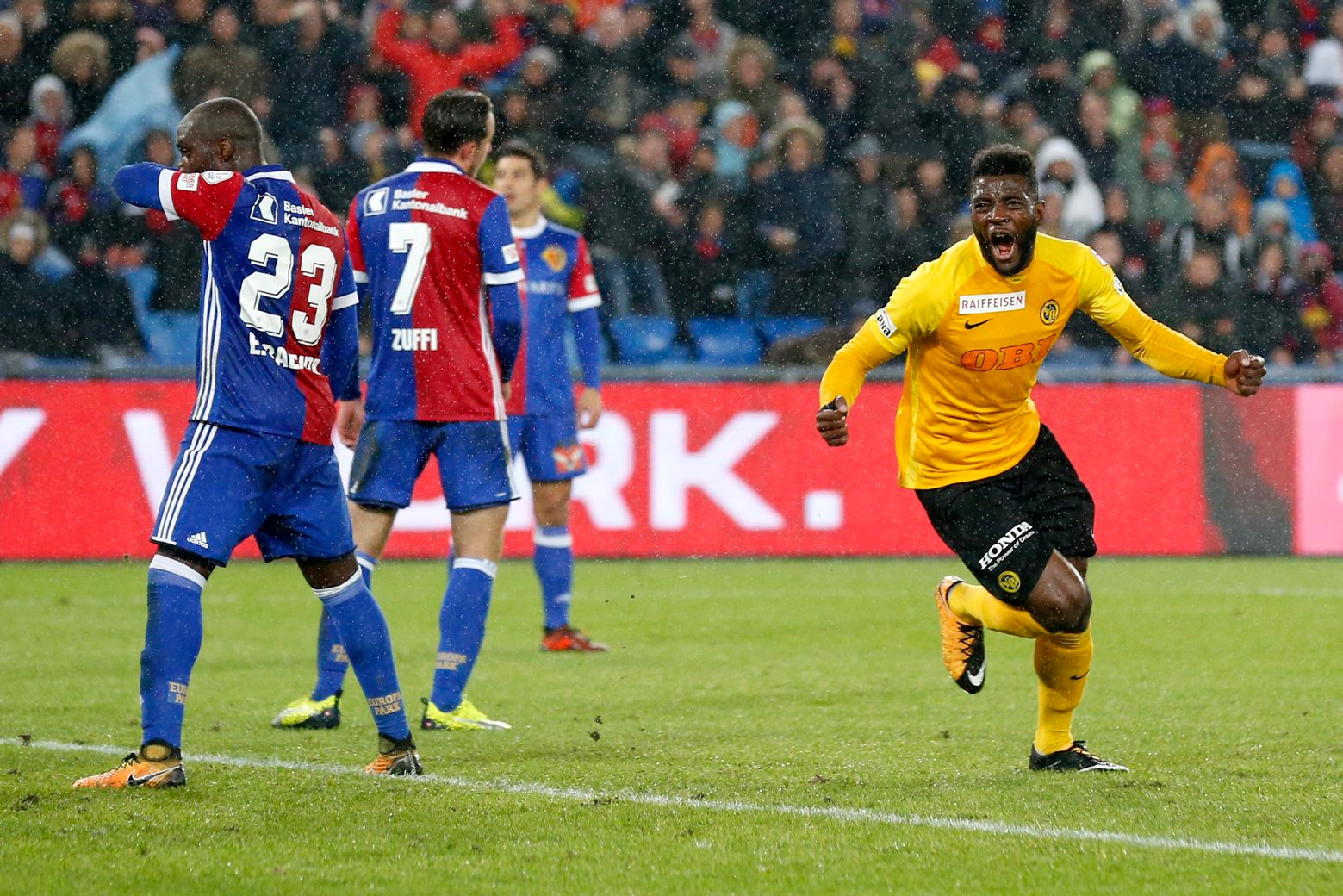 YBs Jean-Pierre Nsame, rechts, jubelt neben Eder Balanta und Luca Zuffi nach seinem Tor zum 1-1 im Super League Spiel zwischen dem FC Basel und dem BSC Young Boys Bern im Stadtion St. Jakob-Park in Basel, am Sonntag, 5. November 2017. (KEYSTONE/Peter Klaunzer) SCHWEIZ FUSSBALL BASEL YB