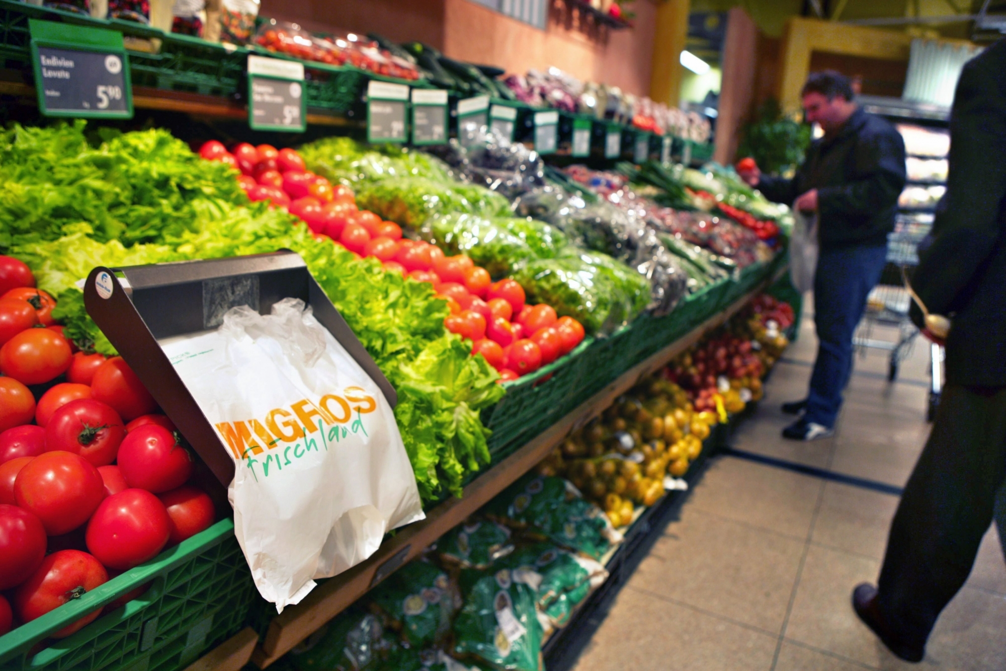 Etal de fruits dans un magasin Migros: les distributeurs exagèrent-ils leurs marges sur les produits bio? Le conseiller national Jacques-André Maire veut en avoir le cœur net.  