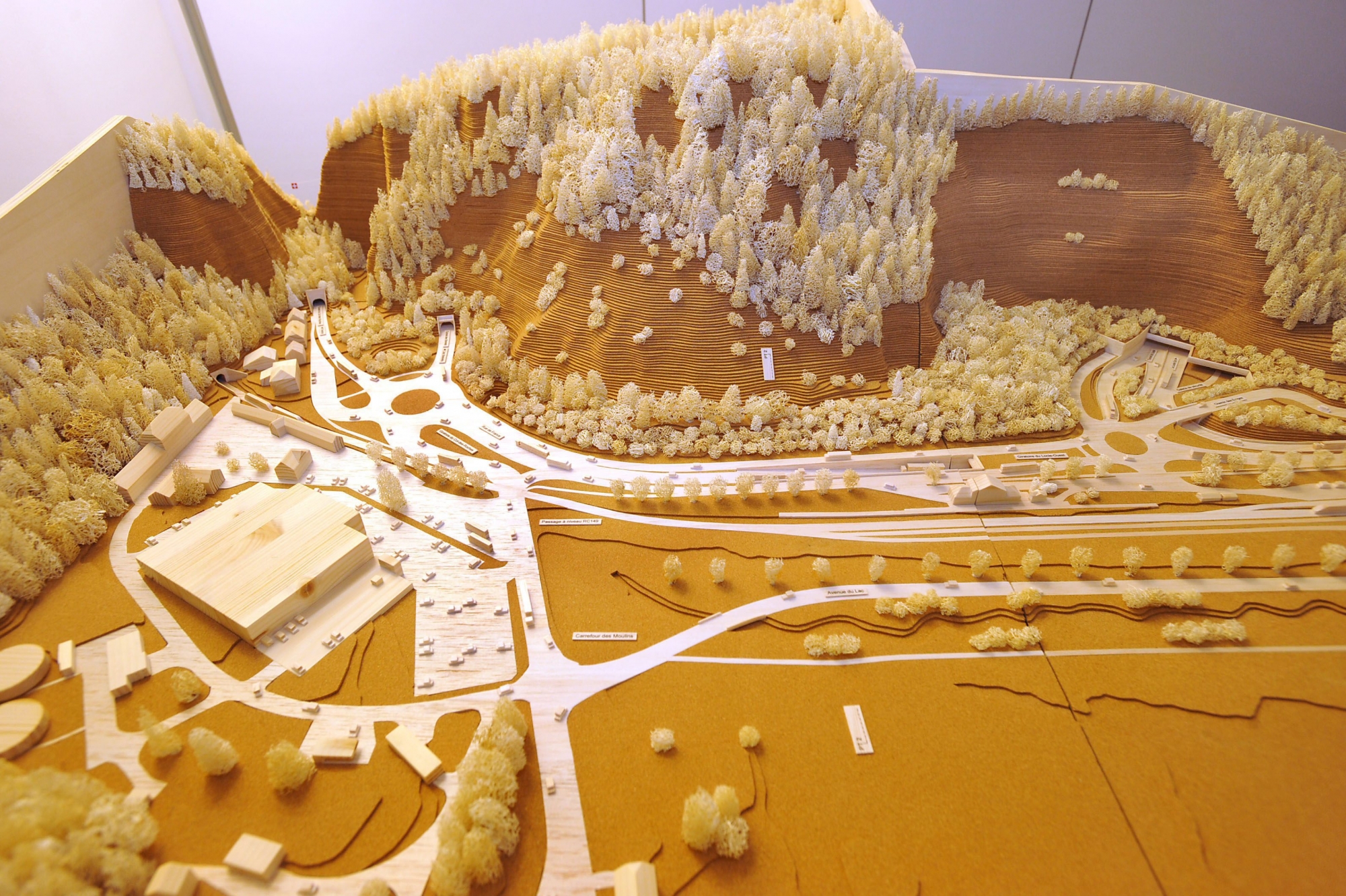 La maquette du projet de contournement de la ville du Locle. Des digues protégeront le portail d’entrée du tunnel d’éventuelles chutes de blocs de pierres. 