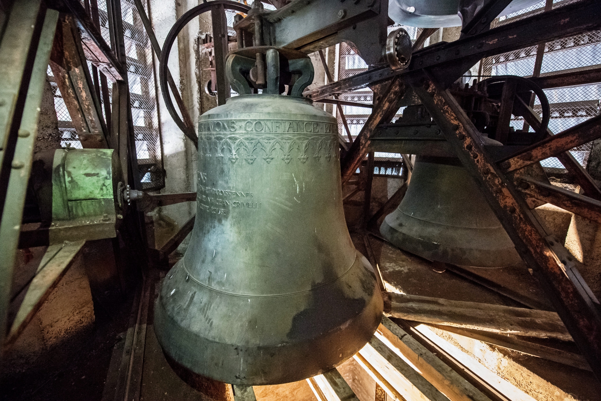 Les quatre cloches du Sacré-Coeur, avec la plus grosse, trois tonnes, au premier plan.