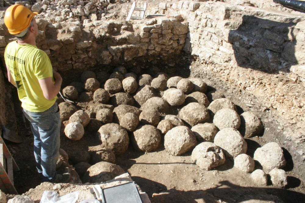 Un dépôt de munitions médiévales a été découvert au Château de Porrentruy. Les boulets en pierre calcaire, mesurent entre 25 et 60 cm de diamètre et pèsent entre 30 et 250 kg.