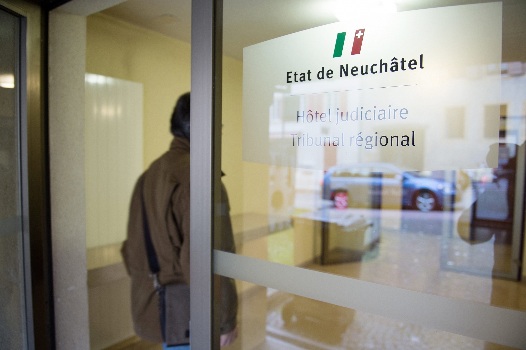 Un homme prévenu d’avoir dissimulé plus de 100000 francs aux Services sociaux de la Ville de Neuchâtel a été entendu hier matin au tribunal régional du Littoral et du Val-de-Travers, à Boudry.