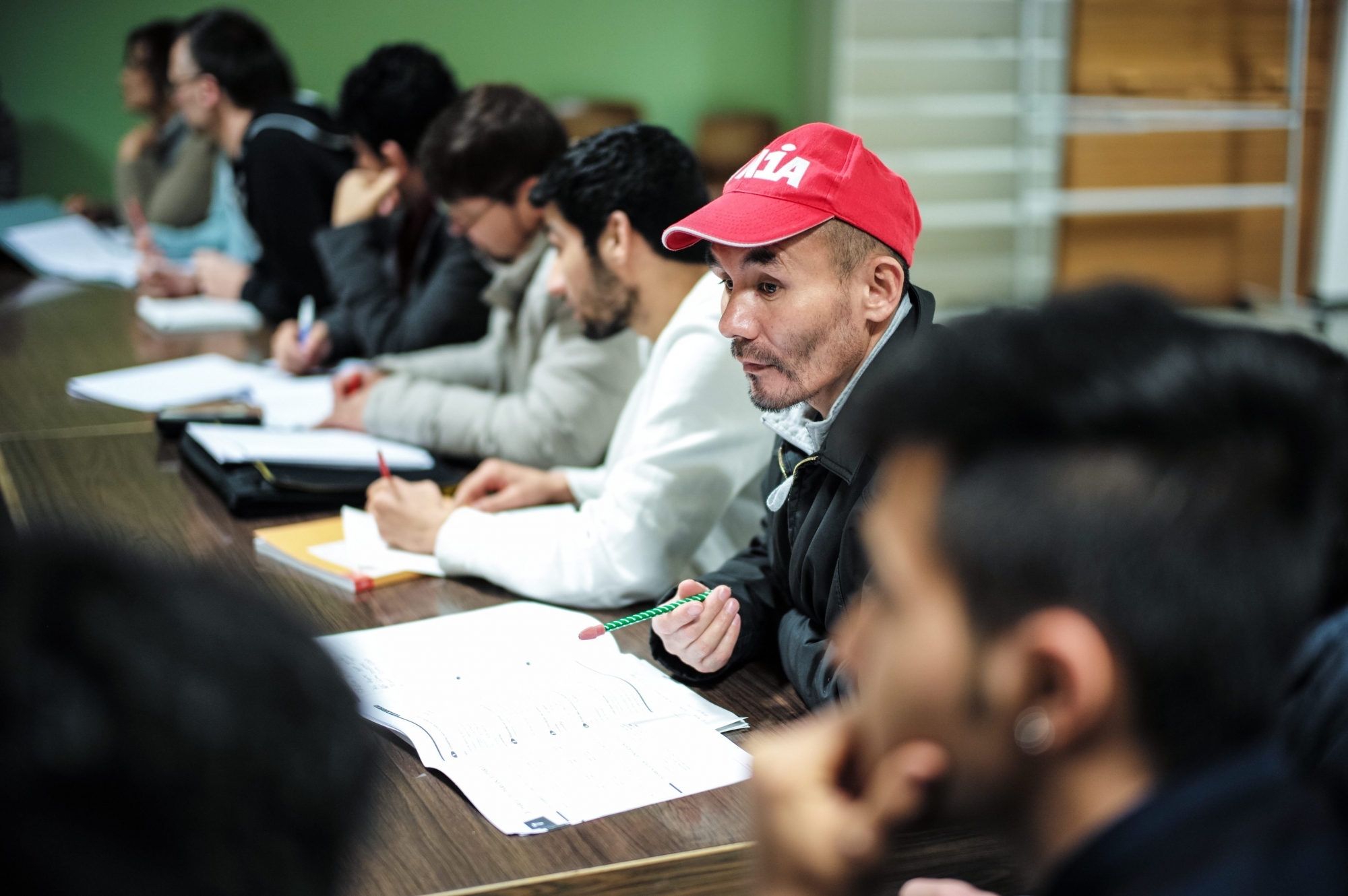 La CICM remet chaque année le prix "Salut l'étranger", comme ici en décembre 2016 à l'association Papillon qui donne des cours de français à des migrants iraniens ou afghans.  Photo: Christian Galley