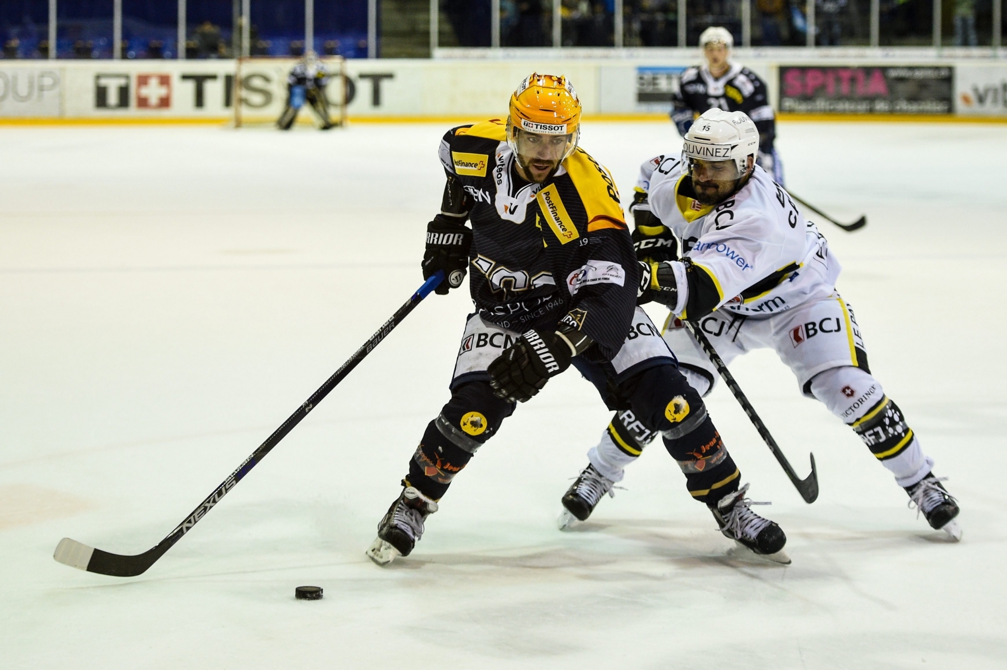 Dominic Forget (en bleu) et le HCC prendront-ils enfin le dessus sur Giacomo Casserini (15) et le HC Ajoie à l'occasion de ce troisième Winter Derby.