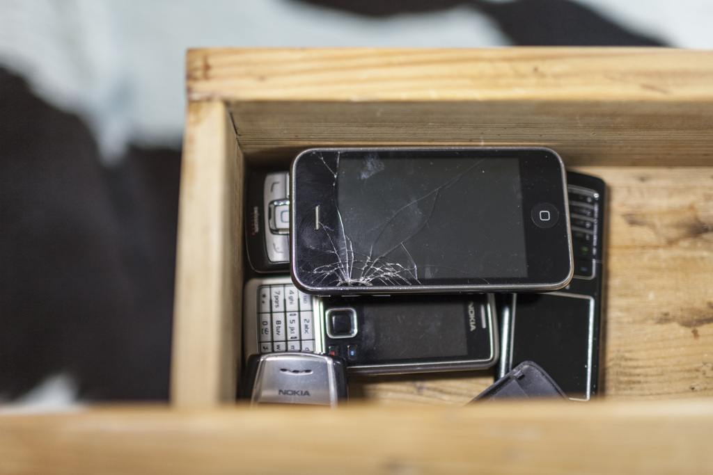 Quand un téléphone ne fonctionne plus ou moins bien, on le change et on range l'ancien dans un tiroir, alors qu'il pourrait être réparé ou recyclé.