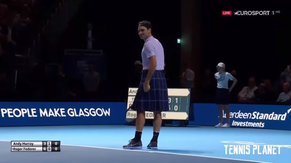 Roger Federer a disputé et gagné son jeu de service en kilt, frappant même un ace.