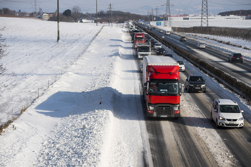 Prudence sur les routes! La neige a provoqué de nombreux accidents. (illustration)