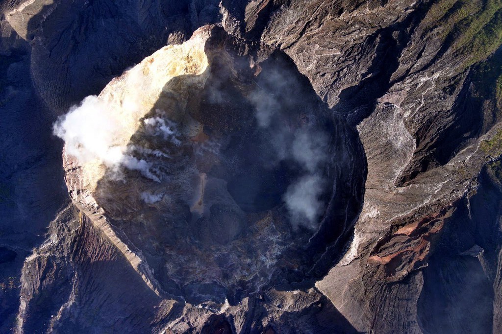 Le volcan Agung crache de la fumée sur l'île de Bali en Indonésie