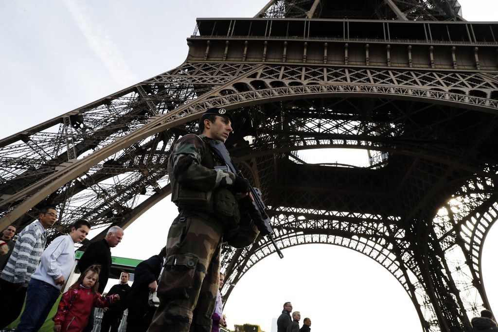 En France, l'état d'urgence qui était en vigueur depuis les attentats de novembre 2015 a été levé le 1er novembre et remplacé par le dispositif prévu par la loi antiterroriste.