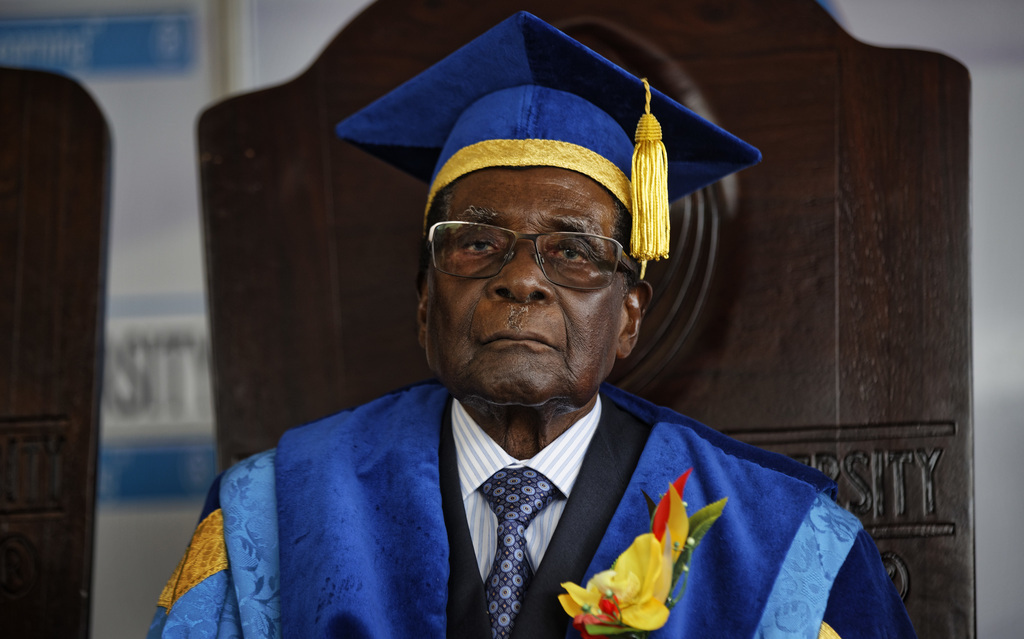 Robert Mugabe a beau s'accrocher au pouvoir, il est poussé vers la sortie par tout un pays.