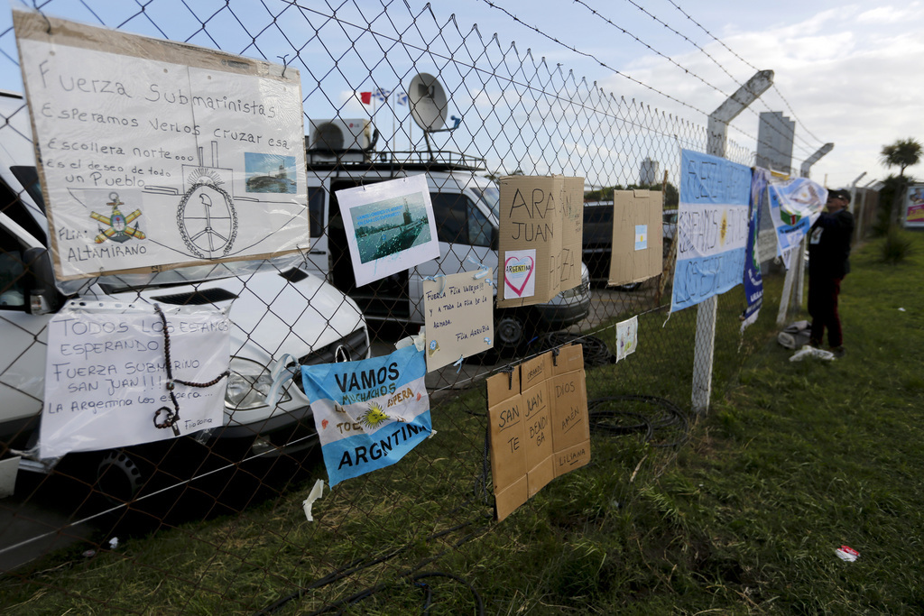 L'attente est insoutenable au milieu des prières, des étreintes et des dessins d'enfants accrochés au grillage.