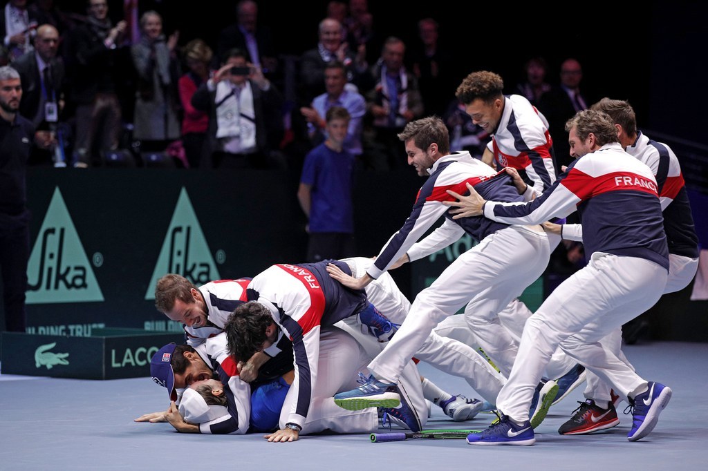 L'équipe de France célèbre sa victoire après 16 ans d'attente. 