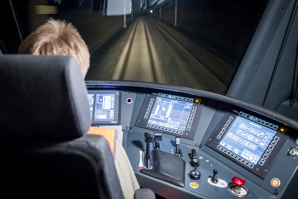 Ce degré d'automatisation est comparable à un pilotage automatique: le mécanicien surveille la marche du train et intervient si nécessaire.