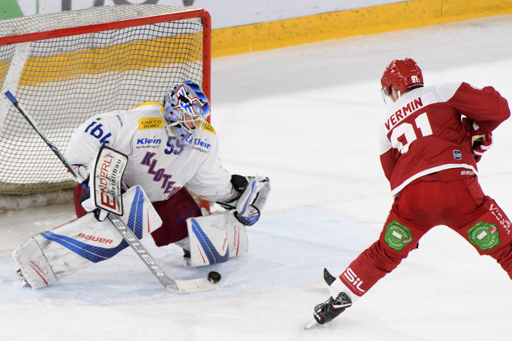 Joël Vermin bat le gardien de Kloten Dennis Saikkonen pour le 3-0.