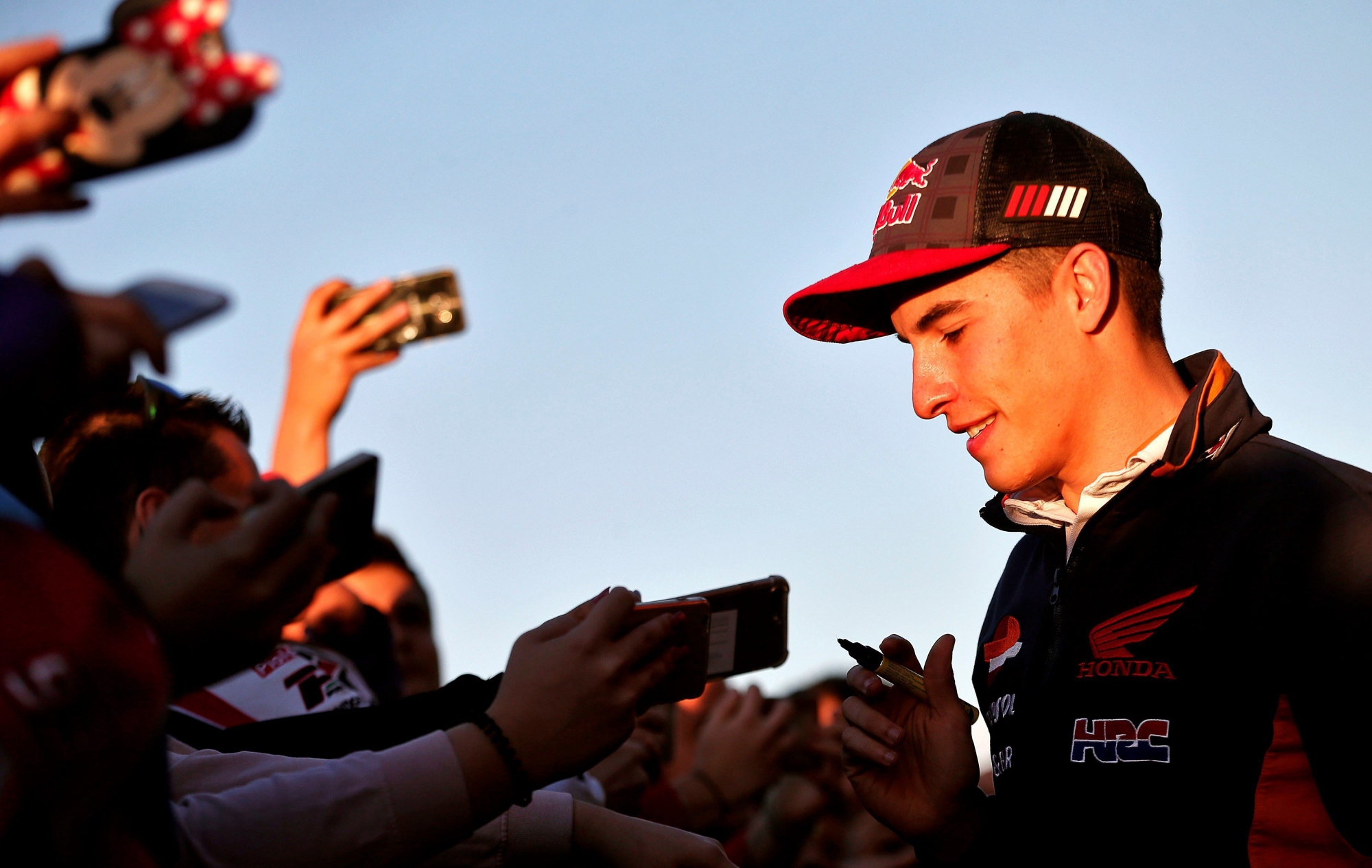 epa06318645 Spanish MotoGP rider Marc Marquez (L), of Repsol Honda, signs autographs to fans ahead of Valencia's Grand Prix at Cheste circuit in Valencia, Spain, 09 November 2017. The Valencia Motorcycling Grand Prix will be held 12 November 2017.  EPA/MANUEL BRUQUE SPAIN MOTORCYCLING GRAND PRIX