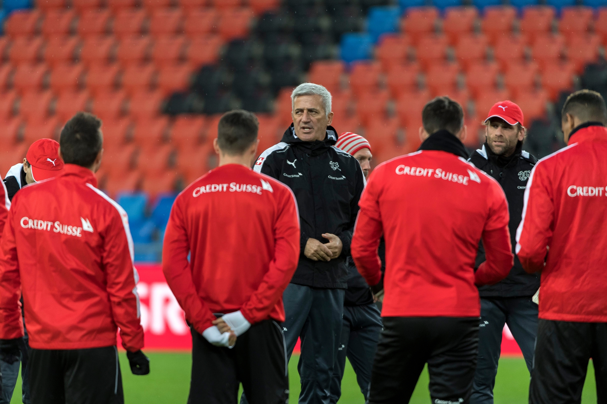 Switzerland's head coach Vladimir Petkovic, center, during a training session of Switzerland's national soccer team, the day before the 2018 FIFA World Cup play-off second leg soccer match between Switzerland and Northern Ireland, in the St. Jakob-Park stadium in Basel, Switzerland, on Saturday, November 11, 2017. (KEYSTONE/Georgios Kefalas) SWITZERLAND SOCCER TEAM SWITZERLAND