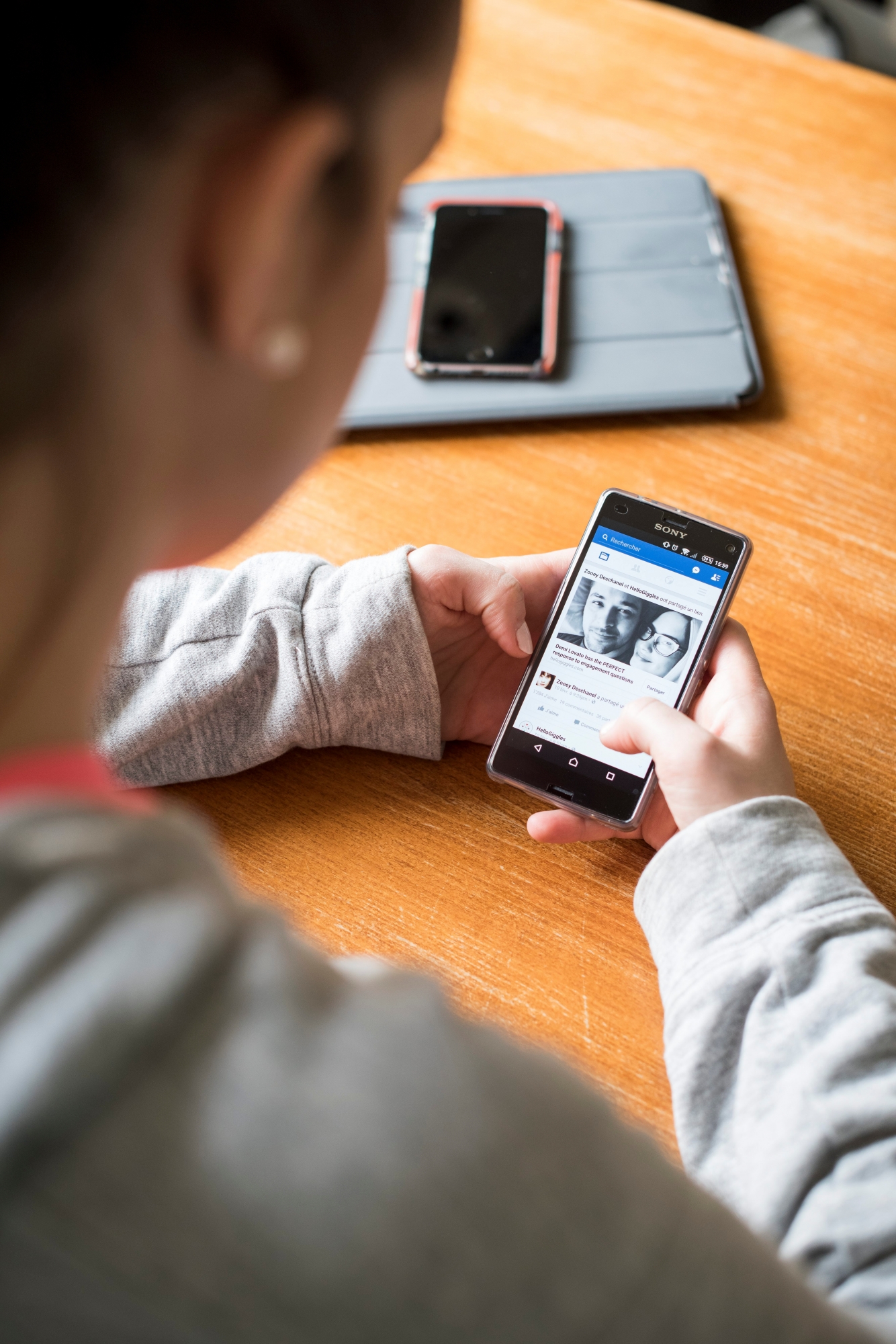 Une jeune femme utilise son telepone portable 

Images d'illustration sur les smartphones et les reseaux sociaux.



Neuchatel, le 11 fevrier 2016 

Photo : Lucas Vuitel