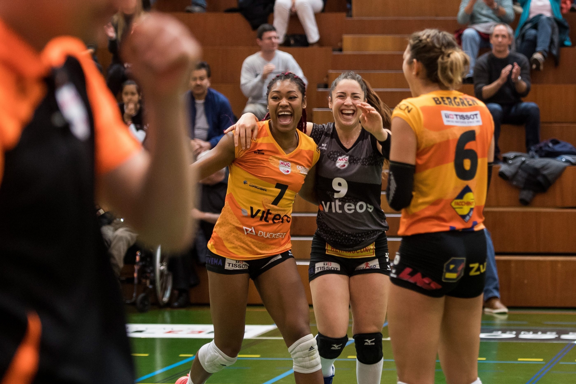 Volleyball LNA :  NUC - Lugano
A gauche au second plan Tiana Dockery (7) et a droite Tabea Dalliard (9)

Neuchatel, le 22.10.2017
Photo: Lucas Vuitel VOLLEYBALL