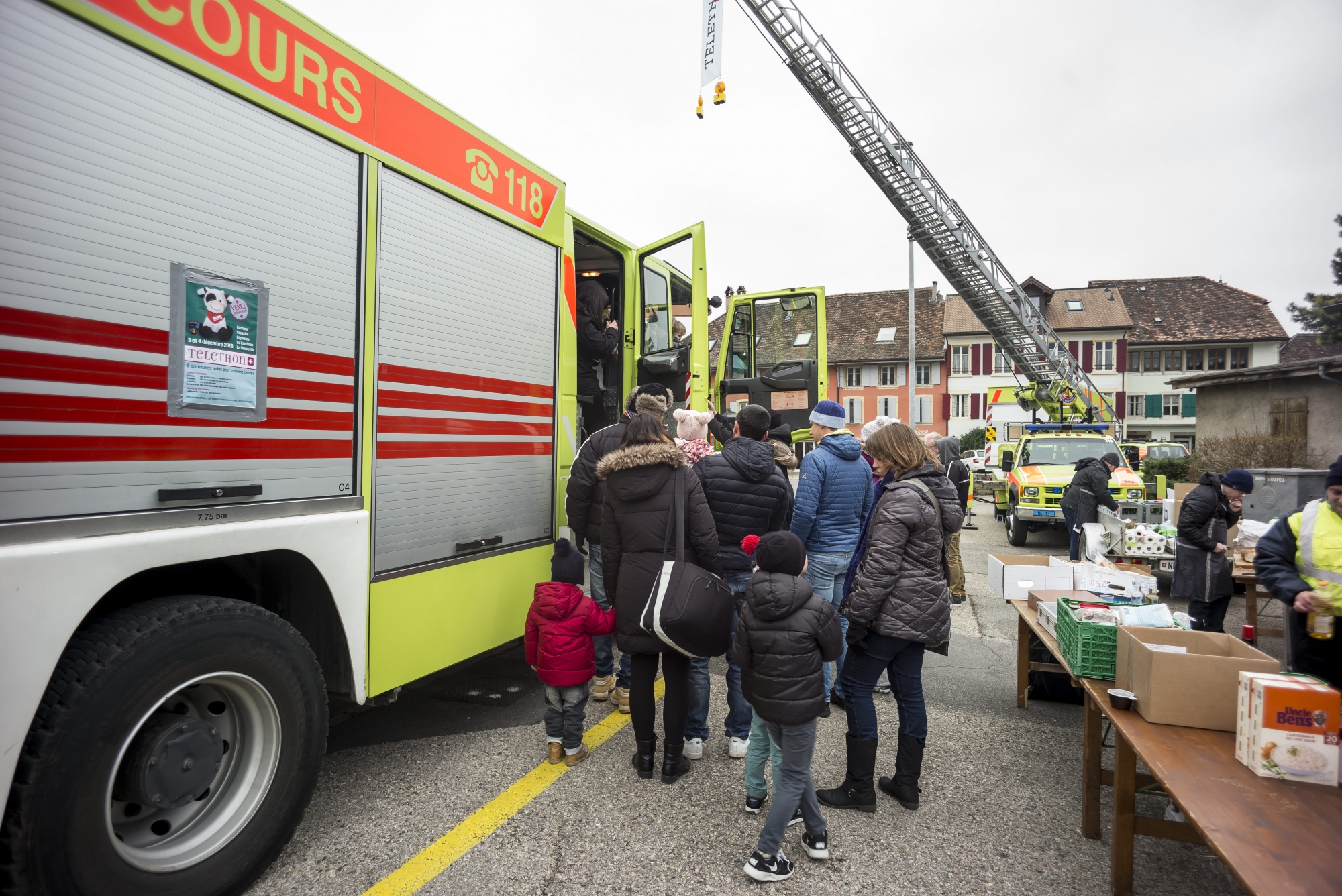 Animations proposees par les sapeurs-pompier de l'Entre-deux-Lacs dans le cadre du Telethon 

Le Landeron, le 3 decembre 2016
Photo: Lucas Vuitel