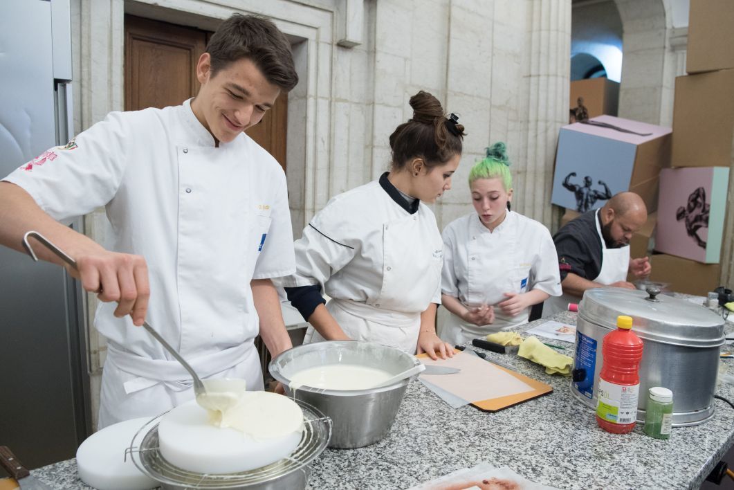 Les apprentis Quentin, Laure, Maurane et Luis, en démonstration à Chocolatissimo.