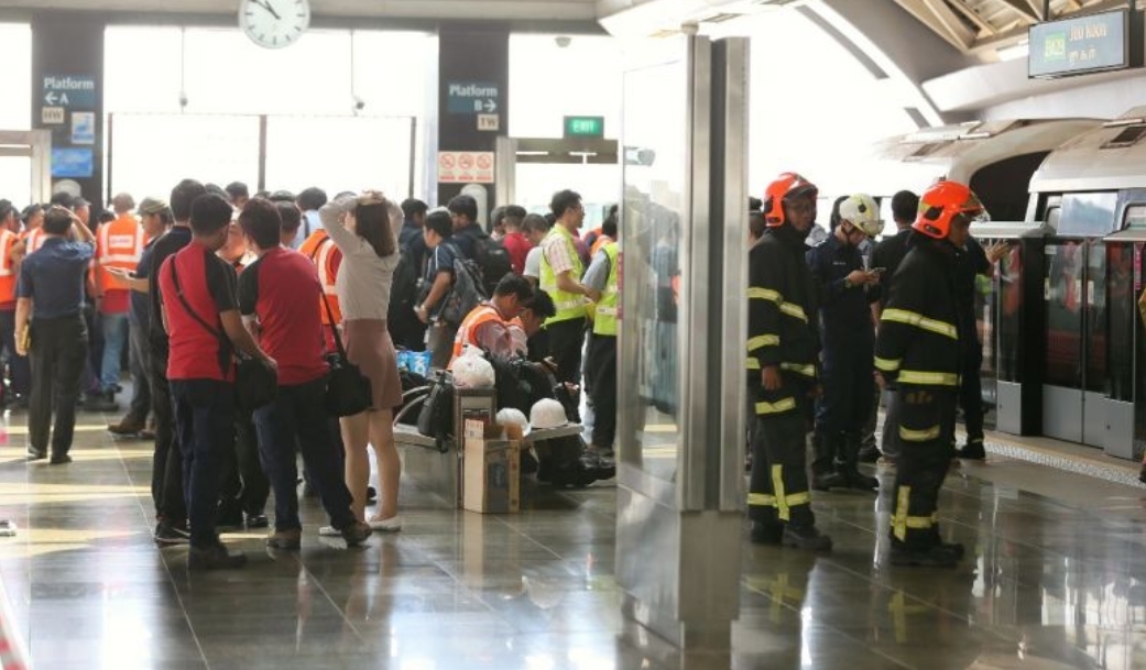 Vingt-trois passagers et deux employés du métro ont été hospitalisés pour des blessures légères.