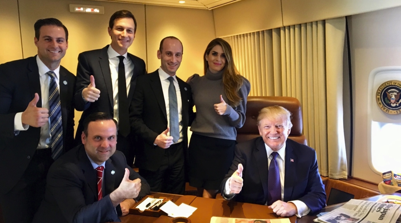 Donald Trump a joint à son message une photo de lui et de ses collaborateurs prise depuis l'avion présidentiel Air Force One.