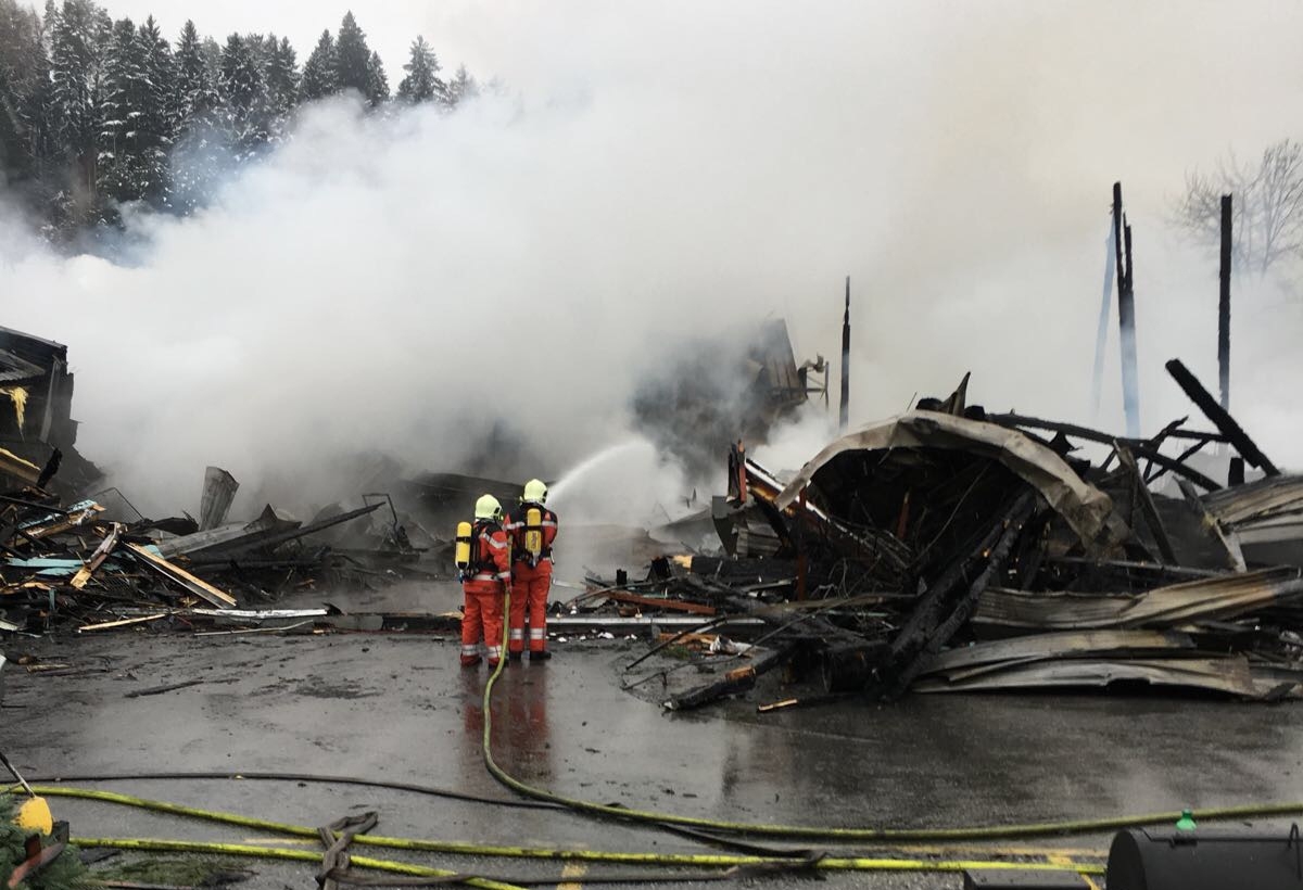 Le feu a ravagé le magasin et un centre de stockage.