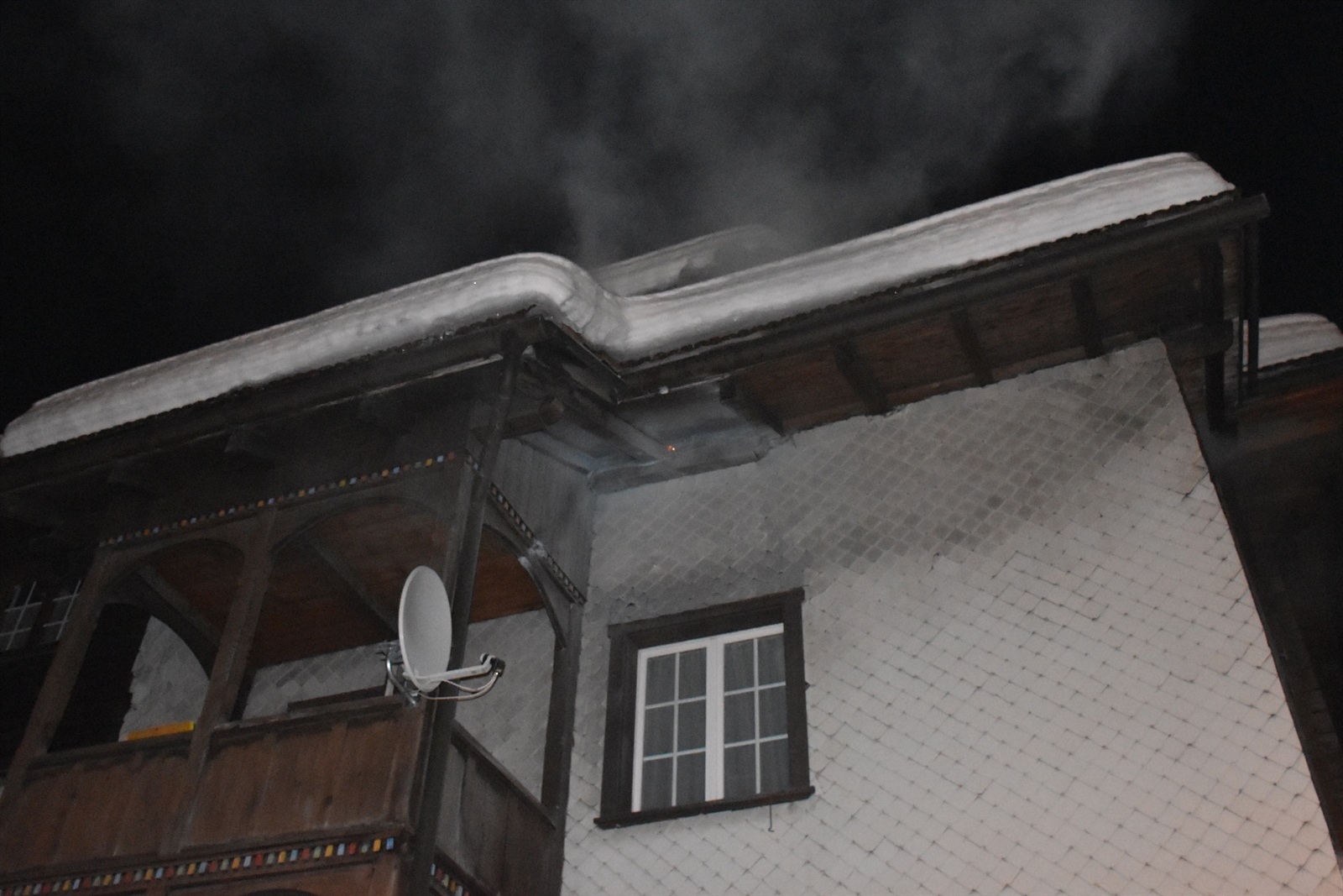 L'engin pyrotechnique est entré vers minuit par un interstice du toit, déclenchant un feu couvant qui a généré un fort dégagement de fumée.