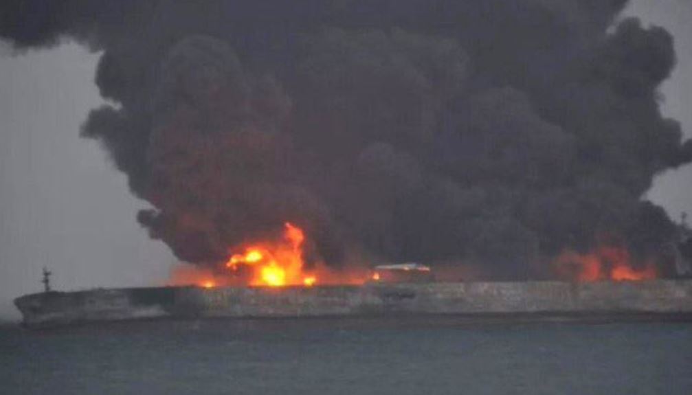 Suite à la collision, le tanker a entièrement pris feu" et son équipage de 32 personnes, comptant 30 Iraniens et deux Bangladais, était porté disparu dimanche.