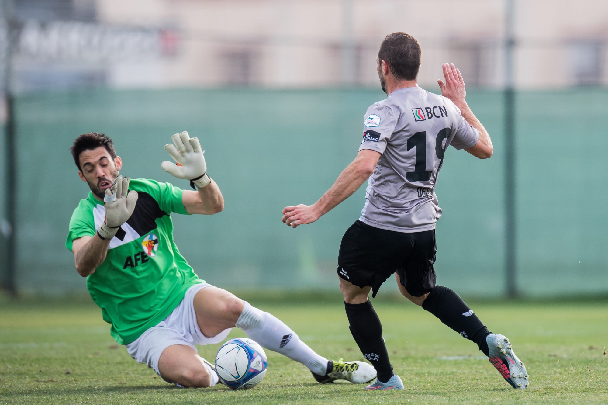 Le remuant Marco Delley (à droite) se heurte au gardien espagnol Jon Villanueva. Mais Xamax finira tout de même par passer l'épaule.  San Pedro del Pinatar, le 19.01.2017  Photo: Lucas Vuitel