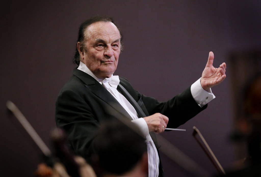 Le célèbre chef d'orchestre lausannois de 81 ans Charles Dutoit est accusé de harcèlement sexuel.