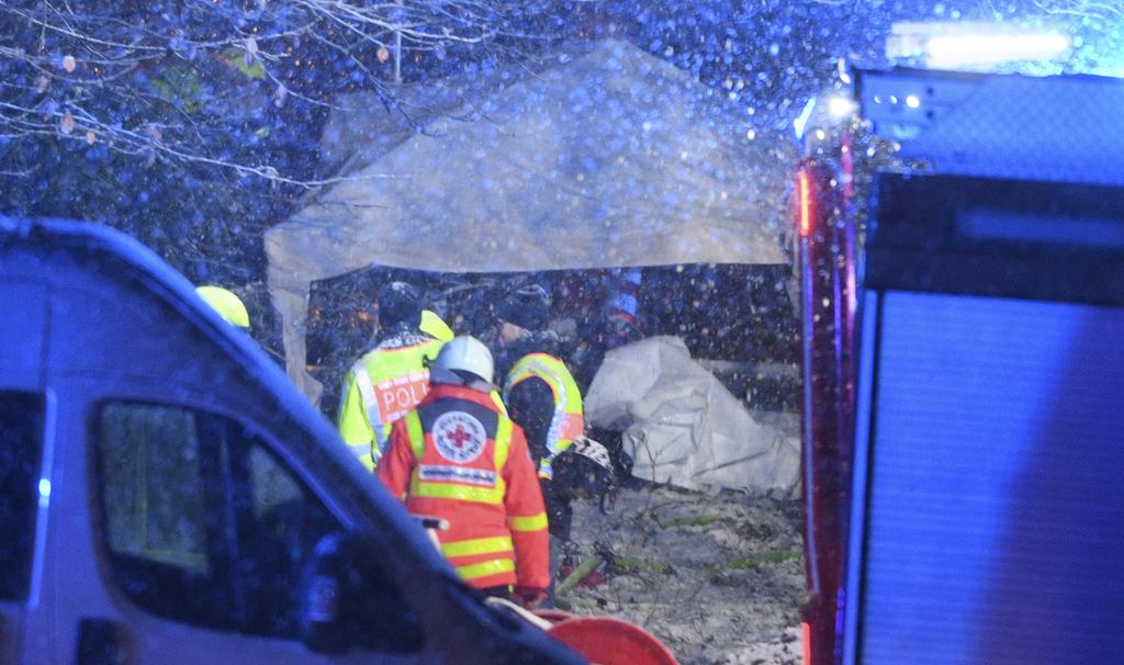 Le travail des secours est perturbé par les fortes chutes de neige.