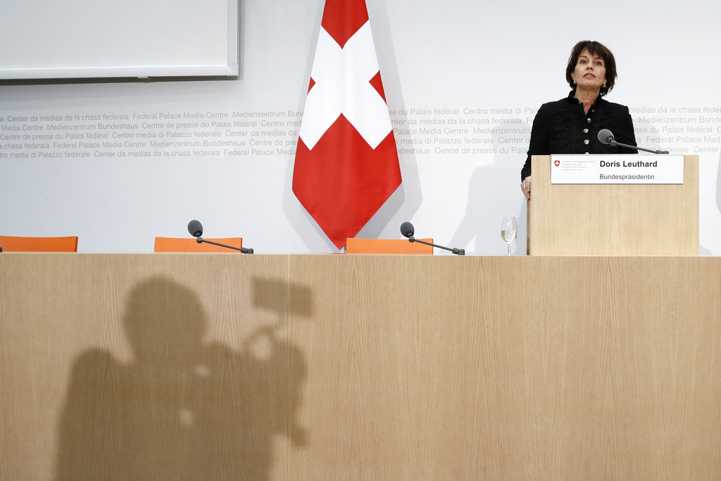 Après les menaces contre l'UE proférées par la présidente de la Confédération Doris Leuthard, les principaux partis politiques suisses ont également réagi.