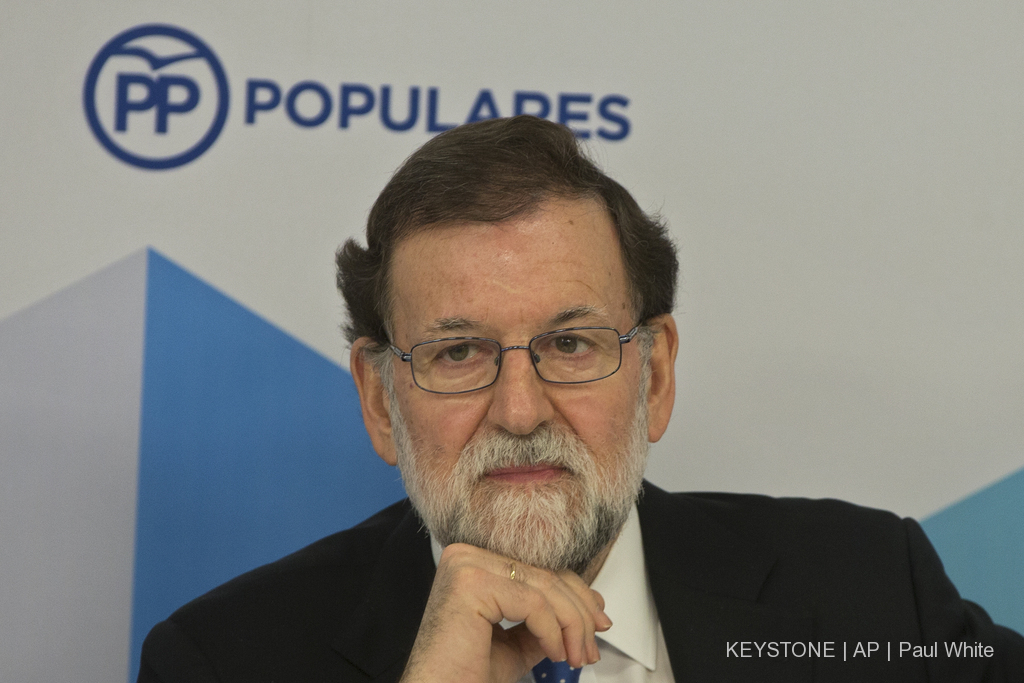 Mariano Rajoy, affaiblit par le résultat du scrutin catalan, refuse de discuter avec Puigdemont.
