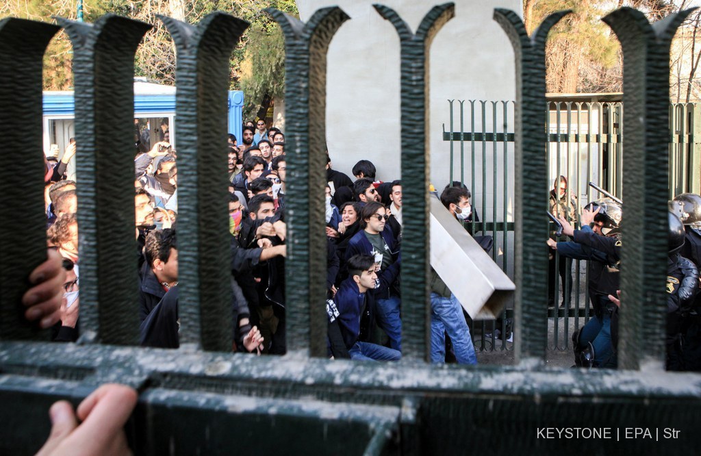 Des étudiants iraniens affrontent la police anti-émeute près de l'Université de Téhéran.