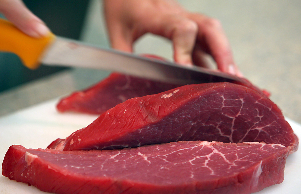 La viande crue pour animaux représente "un risque pour la population humaine", si les précautions d'hygiène sont mal respectées.