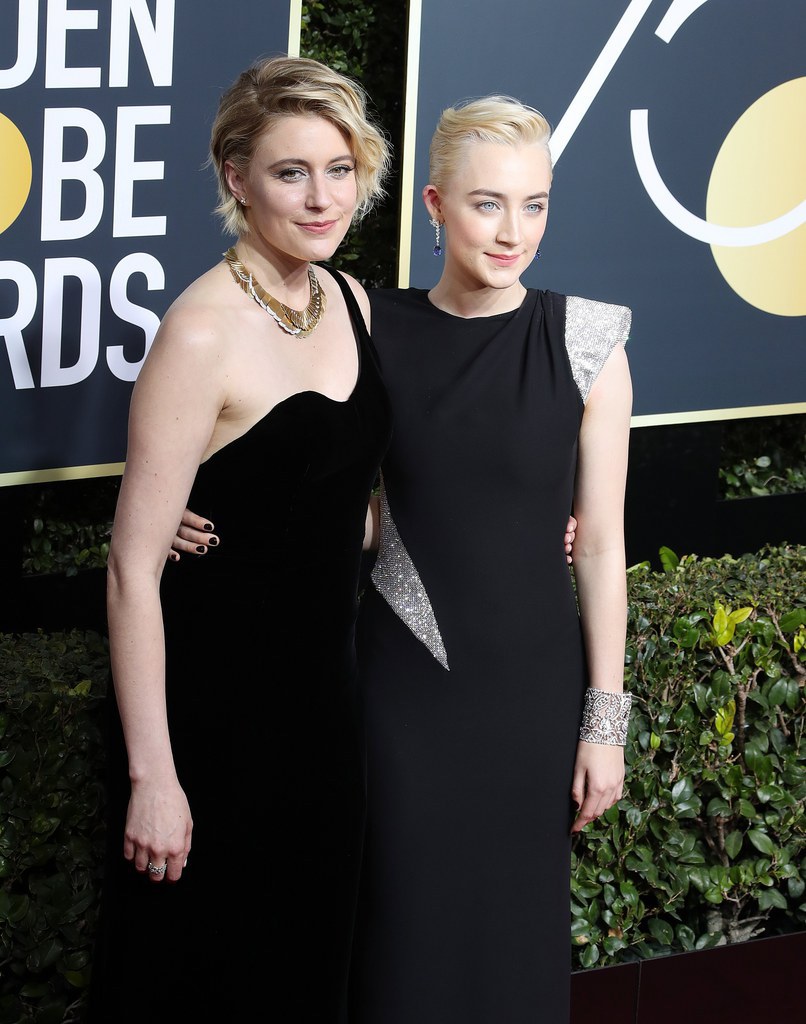 Presque tous les participants à la soirée, comme Greta Gerwig (g.) and Saoirse Ronan (dr.), portaient du noir en soutien aux victimes d'abus sexuels au travail.