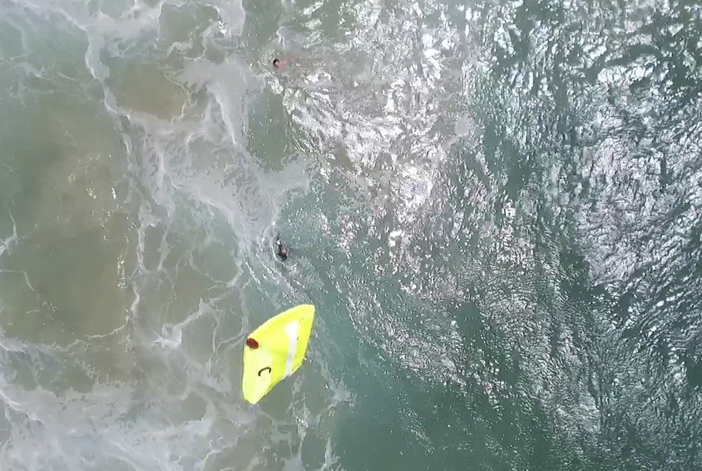 Le drone a largué du matériel de sauvetage qui a permis aux deux nageurs de regagner la plage sains et saufs.