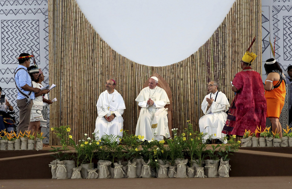 Le pape a été accueilli par des indigènes qui ont dénoncé la venue de groupes pétroliers, forestiers et miniers. 
