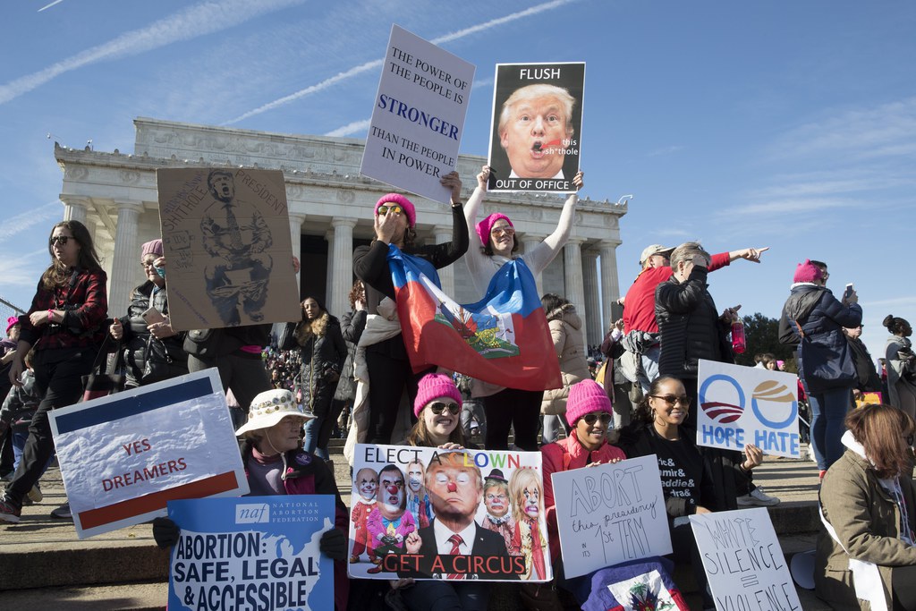 Ici à Washington, des milliers de personnes se sont rassemblées dans le cadre de la "Marche des femmes", pour dénoncer la politique de Donald Trump, une année après son investiture. 