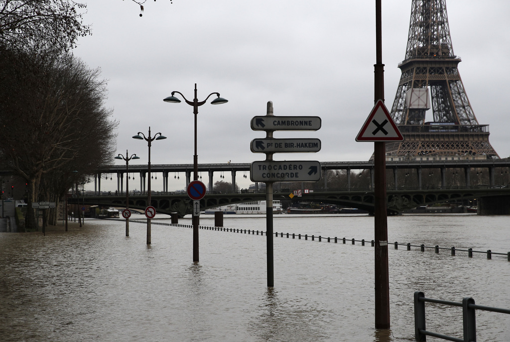 La Seine a débordé à Paris.