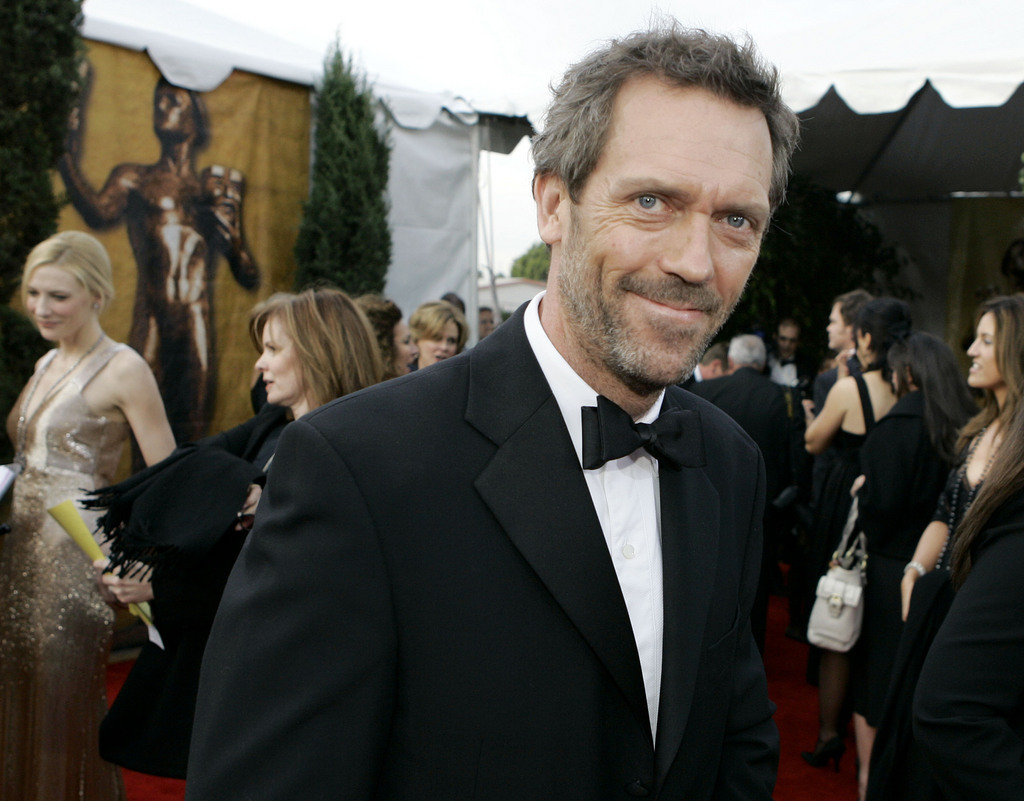 Hugh Laurie a été décoré par la reine Elizabeth II.