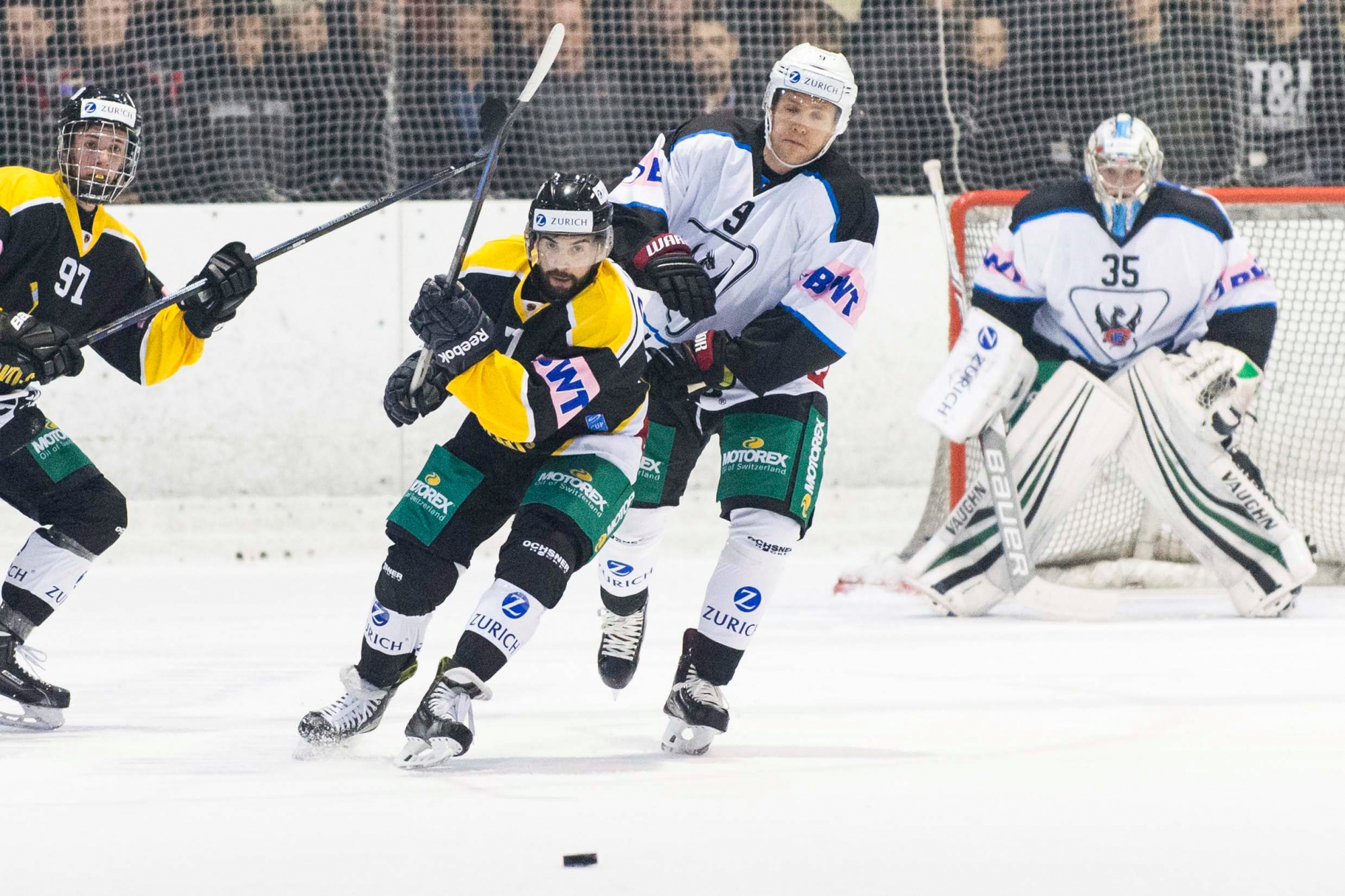 Saint-Imier's striker Michael Neininger, middle left, fights with Fribourg Gotteron's striker Caryl Neuenschwander, middle right, during the 16th final game of the Swiss ice hockey Cup between HC Saint-Imier and HC Fribourg-Gotteron in the arena of Erguel in Saint-Imier, Switzerland, Wednesday, September 20, 2017. (KEYSTONE/Thomas Delley)
 SCHWEIZ EISHOCKEY CUP ST-IMIER FRIBOURG