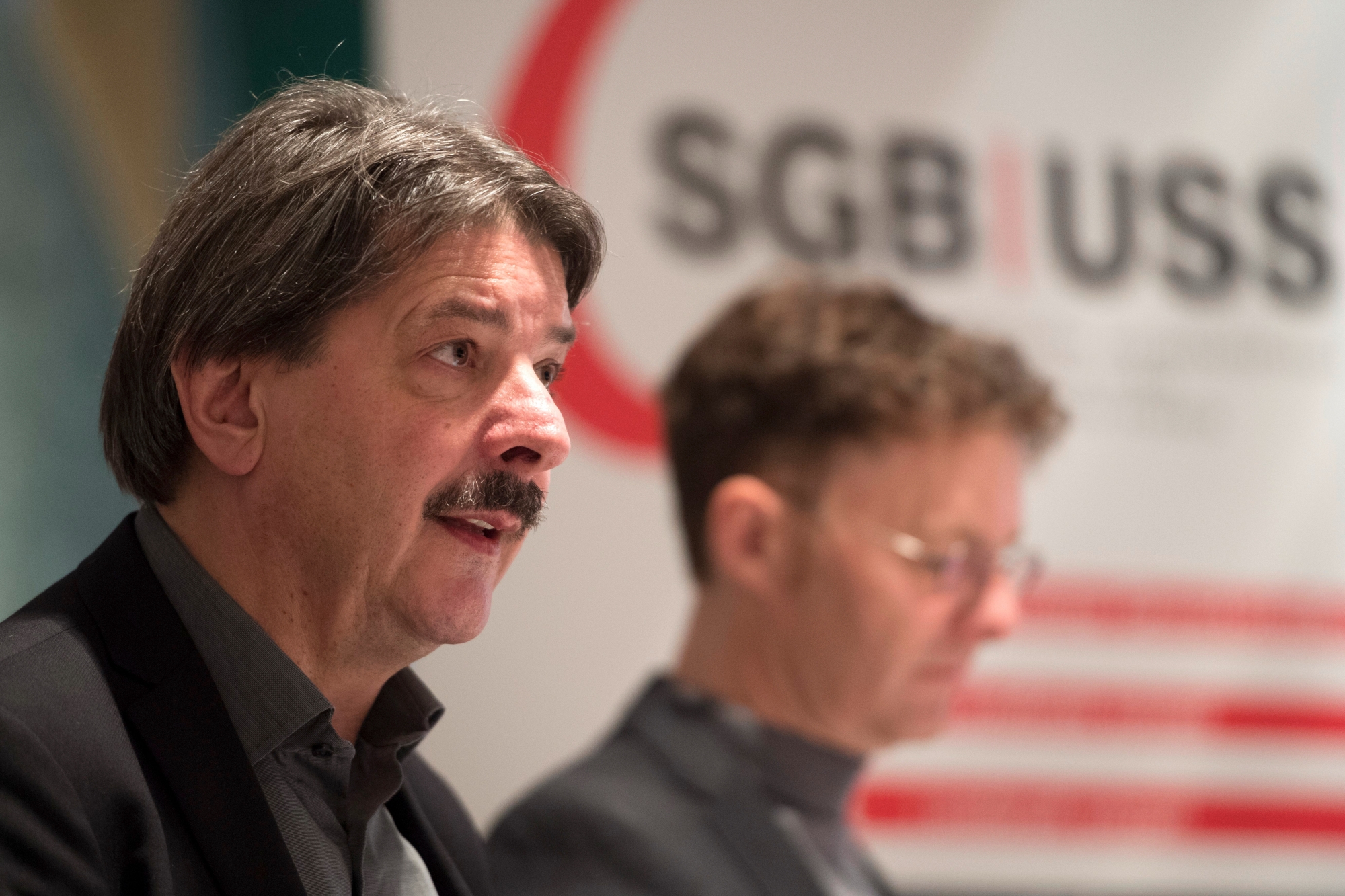 Paul Rechsteiner, Praesident SGB, links, spricht an der Seite von Daniel Lampart, Chefoekonom und Sekretariatsleiter SGB, rechts, wahrend der Jahresmedienkonferenz des Schweizerischen Gewerkschaftsbundes (SGB), am Donnerstag, 4. Januar 2018, in Bern. (KEYSTONE/Anthony Anex) SCHWEIZ JAHRESKONFERENZ GEWERKSCHAFTSBUND