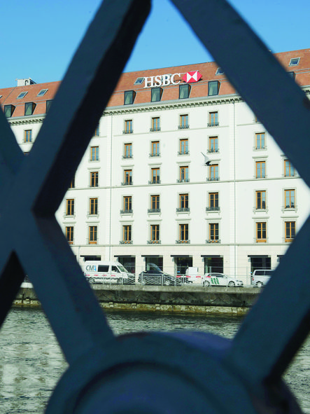 Le logo de la banque HSBC photographie, ce mercredi 11 fevrier 2015 a Geneve. La banque HSBC n'est pas a l'abri de poursuites judiciaires aux Etats-Unis apres les revelation de SwissLeaks. (KEYSTONE/Martial Trezzini) SUISSE LOGO BANQUE HSBC