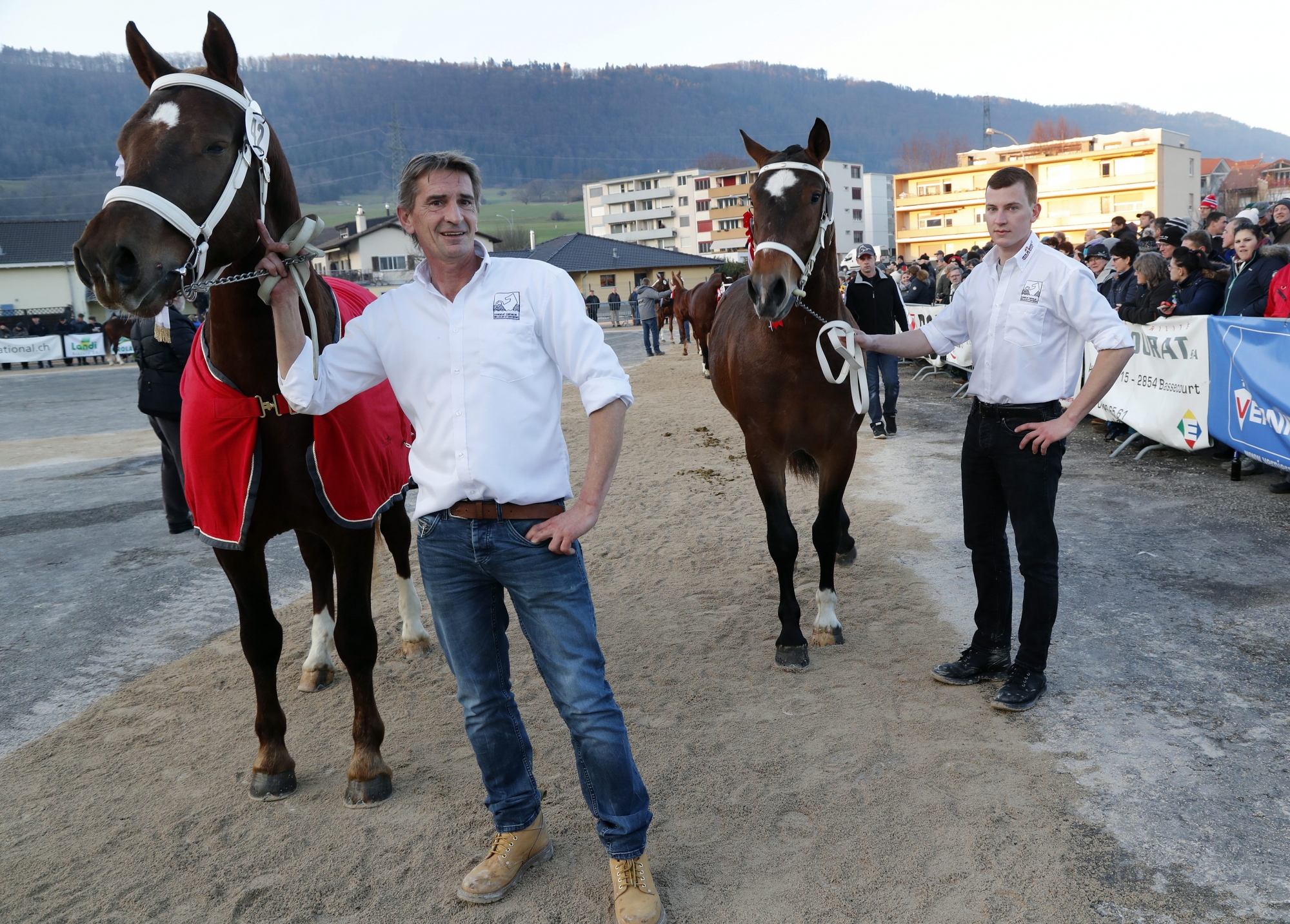 Sélection nationale des jeunes étalons de race franches-montagnes, Glovelier 13 janvier 2018. Photo: l'éleveur de Bellelay  Pierre Koller vainqueur avec Edoras (Idem), à gauche. Il obtient également le 2e rang avec son étalon Zunique d'Avril (Hokaydo) mené par son fils ici à droite . (Roger Meier)