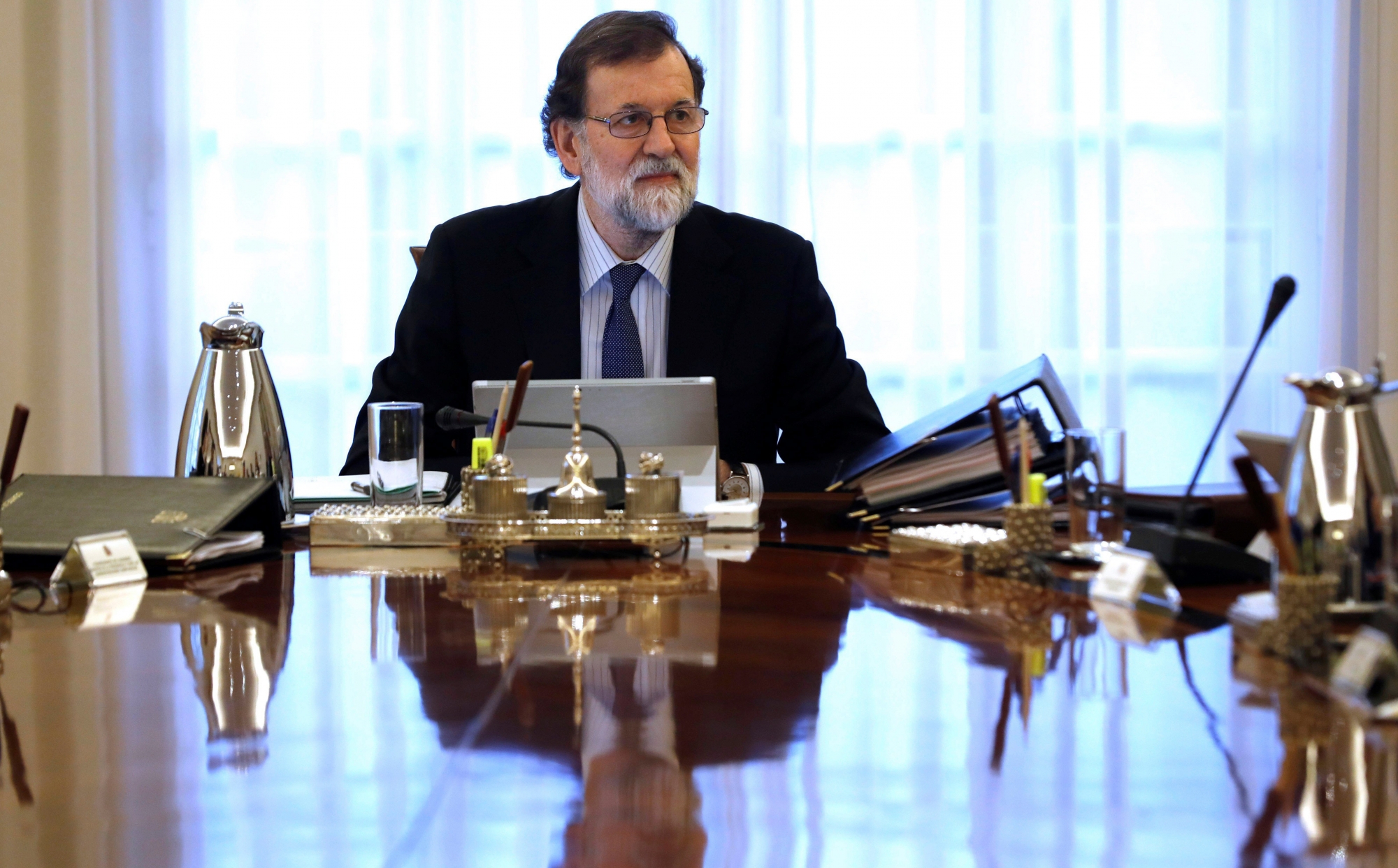 epa06432870 A handout photo made available by the Spanish Prime Minister office showing Spanish Prime Minister, Mariano Rajoy, chairing the Cabinet meeting, in Madrid, Spain, 12 January 2018. During the Cabinet a royal decree on the rights of expotation of audivisual soccer content was approved as well as a modification of a decree regarding to bullying at school.  EPA/PRIME MINISTER'S OFFICE / HANDOUT  HANDOUT EDITORIAL USE ONLY/NO SALES SPAIN GOVERNMENT